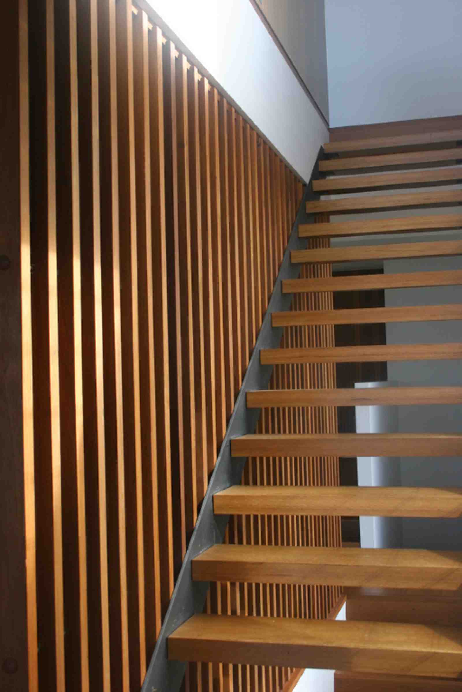 Дизайн на стене лестницы